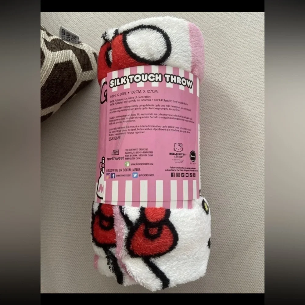 NEW NWT Sanrio Hello Kitty Blanket 40